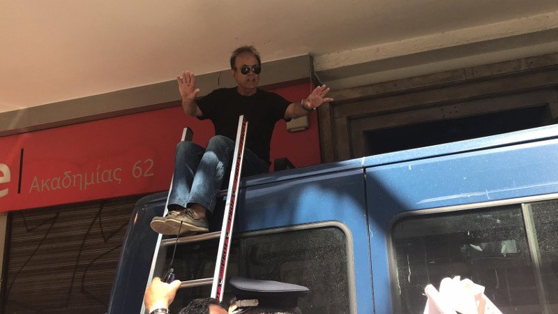 Νέο «ντου» για τους πλειστηριασμούς -Πάλι με σκάλα ο Λαφαζάνης [εικόνες & βίντεο] | iefimerida.gr 1