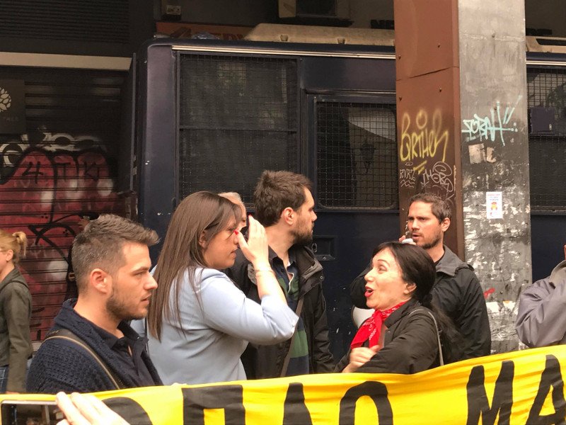 Ανέβασαν πανό πάνω στην κλούβα των ΜΑΤ- Συγκέντρωση διαμαρτυρίας για τους πλειστηριασμούς [εικόνες & βίντεο] | iefimerida.gr 2