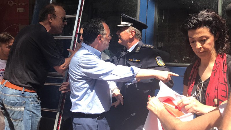 Νέο «ντου» για τους πλειστηριασμούς -Πάλι με σκάλα ο Λαφαζάνης [εικόνες & βίντεο] | iefimerida.gr 5