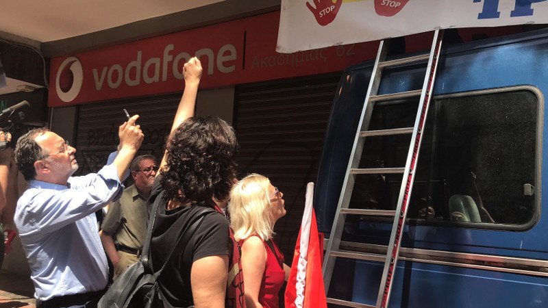 Νέο «ντου» για τους πλειστηριασμούς -Πάλι με σκάλα ο Λαφαζάνης [εικόνες & βίντεο] | iefimerida.gr 6