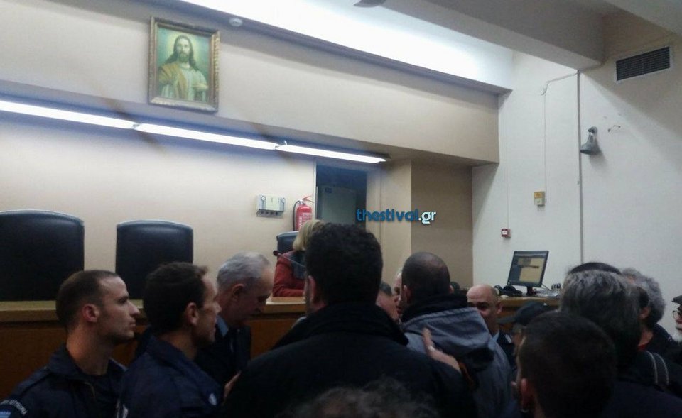 Ενταση στα δικαστήρια Θεσσαλονίκης για τους πλειστηριασμούς [εικόνες & βίντεο] | iefimerida.gr 0