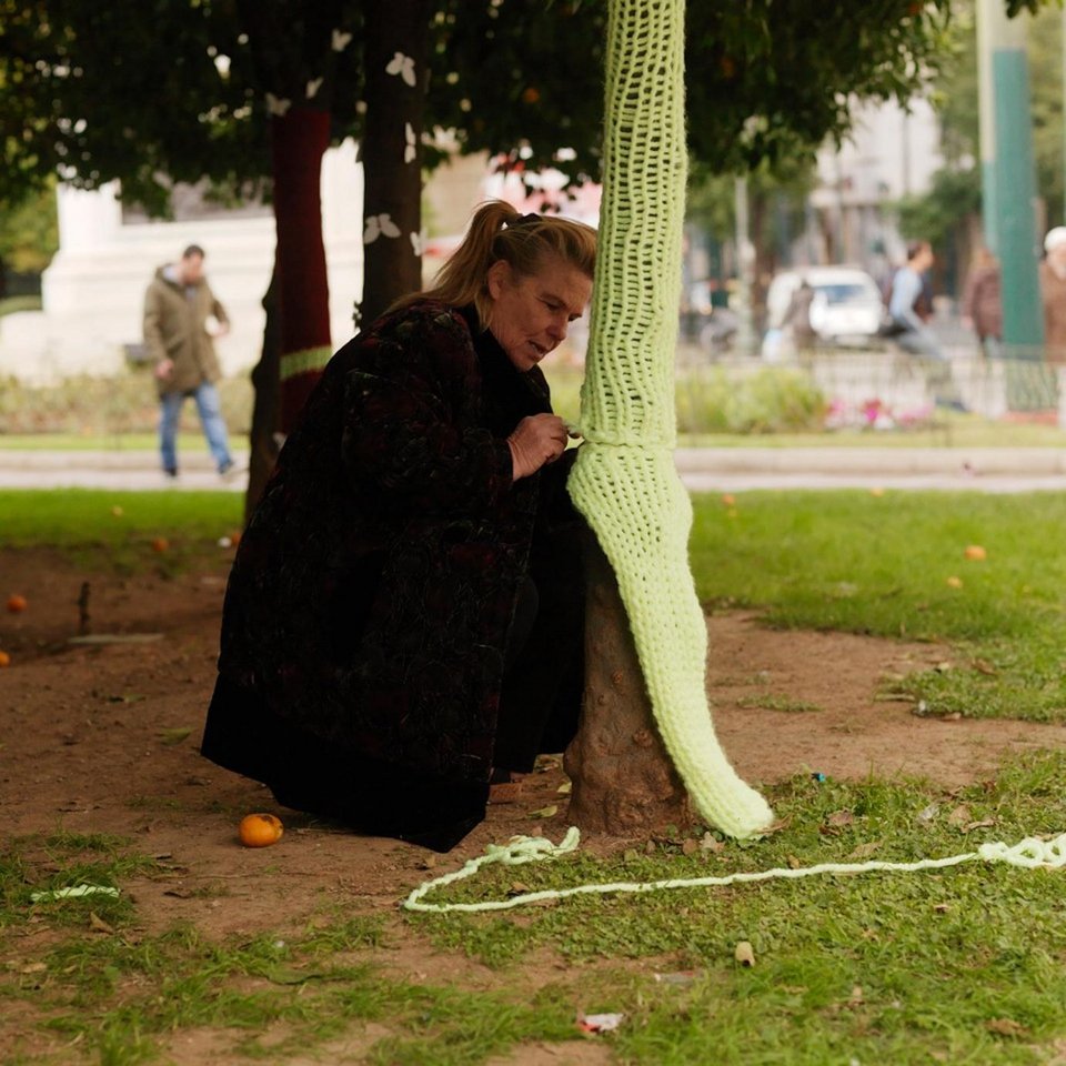 Αθηναίοι ντύνουν με ...πουλόβερ τις στάσεις και στις νεραντζιές του κέντρου [εικόνες] | iefimerida.gr 0