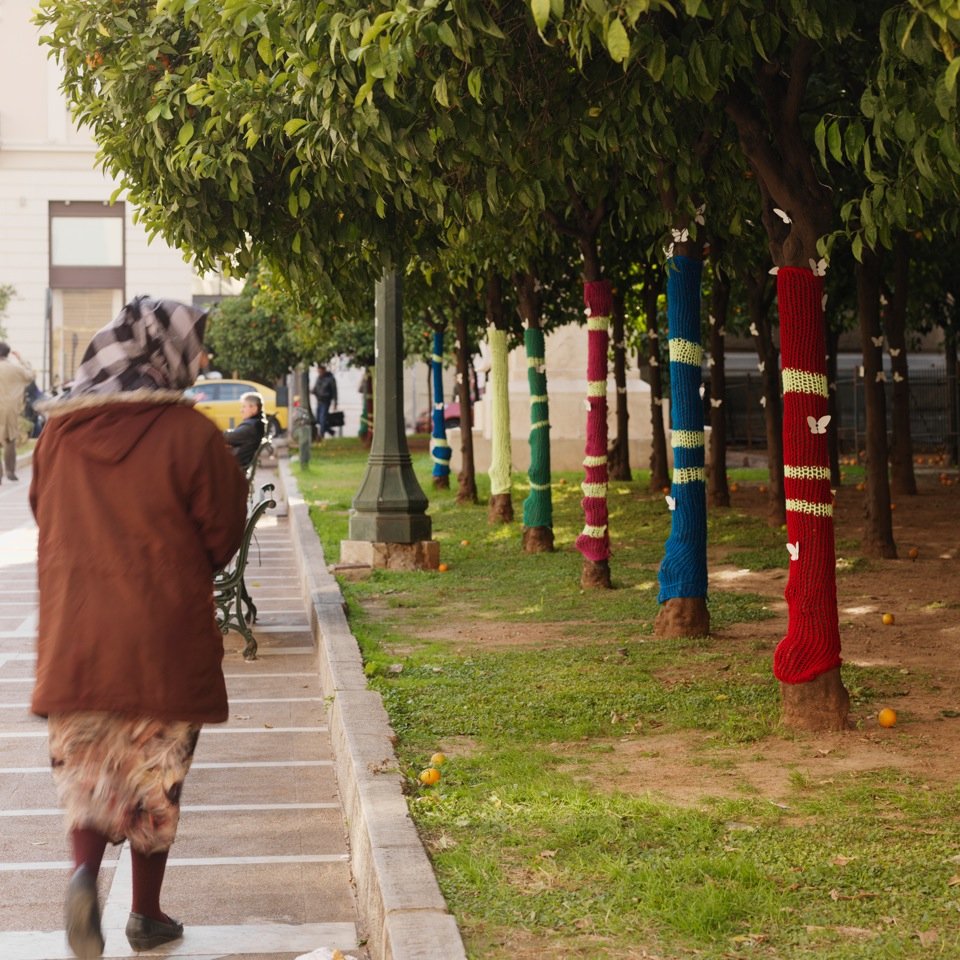 Αθηναίοι ντύνουν με ...πουλόβερ τις στάσεις και στις νεραντζιές του κέντρου [εικόνες] | iefimerida.gr 2