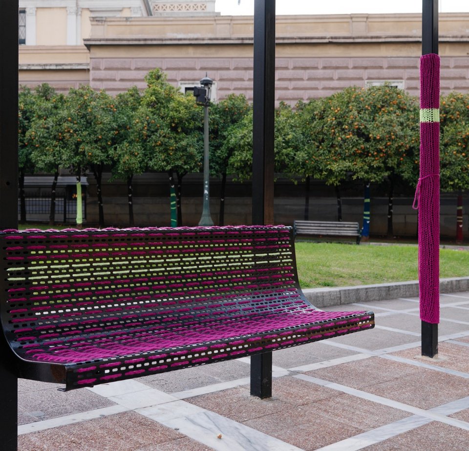 Αθηναίοι ντύνουν με ...πουλόβερ τις στάσεις και στις νεραντζιές του κέντρου [εικόνες] | iefimerida.gr 4