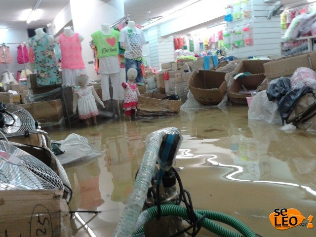 Βιβλική καταιγίδα στη Θεσσαλονίκη: Οι δρόμοι έγιναν ποτάμια και ένα δέντρο γκρέμισε... περίπτερο! [εικόνες&βίντεο] | iefimerida.gr 3