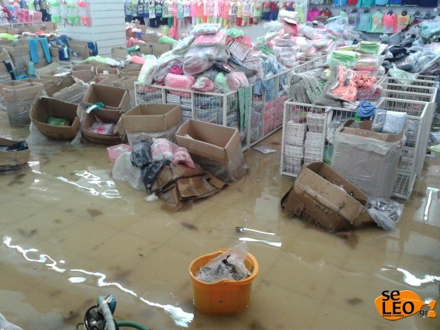 Βιβλική καταιγίδα στη Θεσσαλονίκη: Οι δρόμοι έγιναν ποτάμια και ένα δέντρο γκρέμισε... περίπτερο! [εικόνες&βίντεο] | iefimerida.gr 2