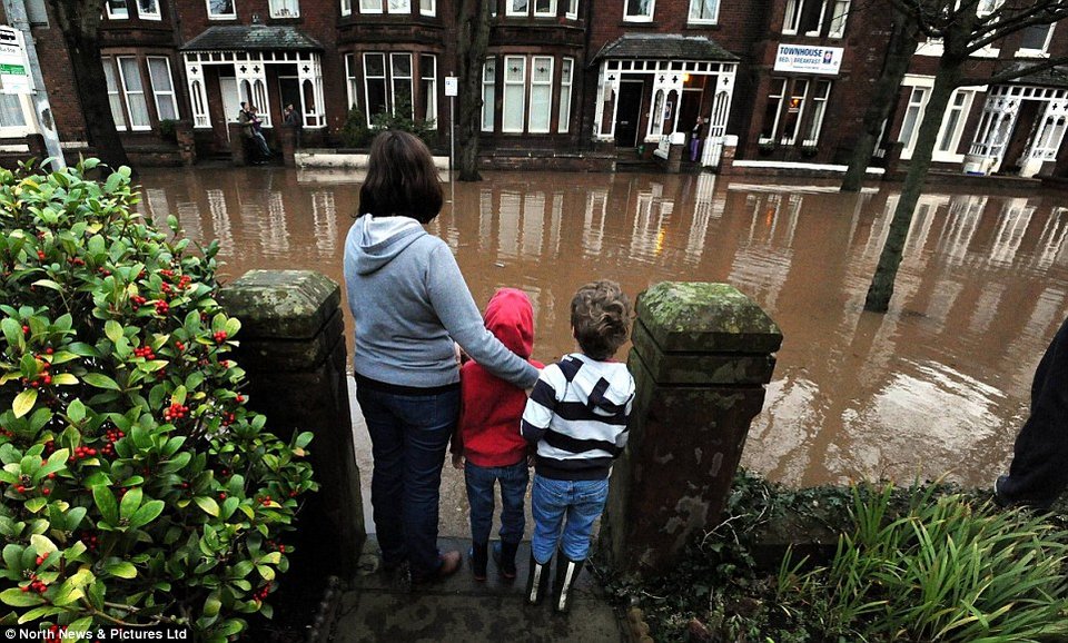 Καταρράκτης που είχε στερέψει από εκατοντάδες χρόνια δημιουργήθηκε ξανά μετά τη νεροποντή -Είναι πλέον ο μεγαλύτερος στην Αγγλία [εικόνες] | iefimerida.gr 17