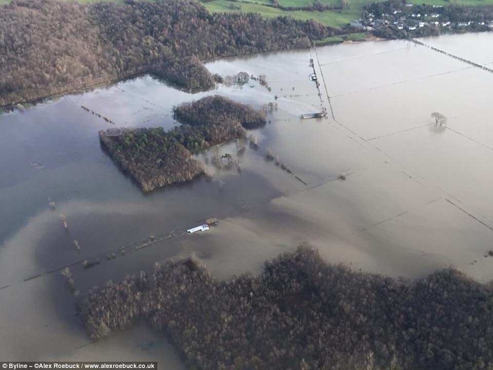 Καταρράκτης που είχε στερέψει από εκατοντάδες χρόνια δημιουργήθηκε ξανά μετά τη νεροποντή -Είναι πλέον ο μεγαλύτερος στην Αγγλία [εικόνες] | iefimerida.gr 3