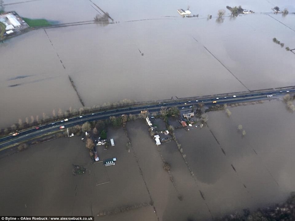 Καταρράκτης που είχε στερέψει από εκατοντάδες χρόνια δημιουργήθηκε ξανά μετά τη νεροποντή -Είναι πλέον ο μεγαλύτερος στην Αγγλία [εικόνες] | iefimerida.gr 4