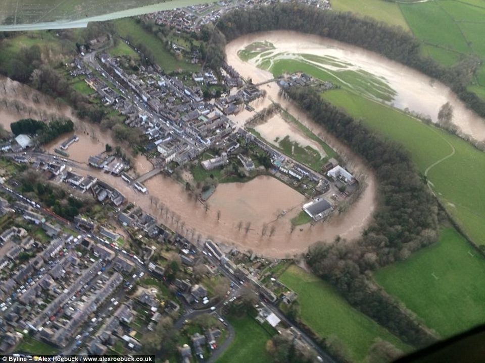 Καταρράκτης που είχε στερέψει από εκατοντάδες χρόνια δημιουργήθηκε ξανά μετά τη νεροποντή -Είναι πλέον ο μεγαλύτερος στην Αγγλία [εικόνες] | iefimerida.gr 5