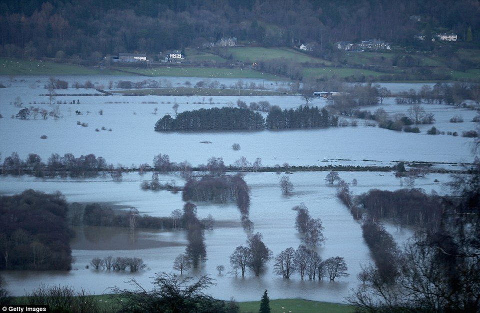 Καταρράκτης που είχε στερέψει από εκατοντάδες χρόνια δημιουργήθηκε ξανά μετά τη νεροποντή -Είναι πλέον ο μεγαλύτερος στην Αγγλία [εικόνες] | iefimerida.gr 9