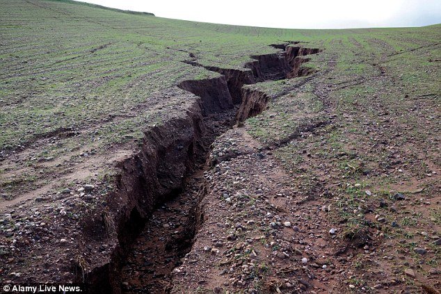 Ανοιξε η γη στα δυο σε χωριό της Βρετανίας, λόγω της καταρρακτώδους βροχής [εικόνες]  | iefimerida.gr 1