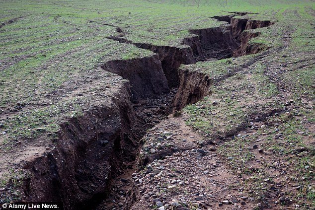 Ανοιξε η γη στα δυο σε χωριό της Βρετανίας, λόγω της καταρρακτώδους βροχής [εικόνες]  | iefimerida.gr 2