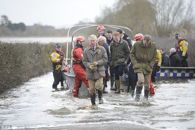 Ανοιξε η γη στα δυο σε χωριό της Βρετανίας, λόγω της καταρρακτώδους βροχής [εικόνες]  | iefimerida.gr 3