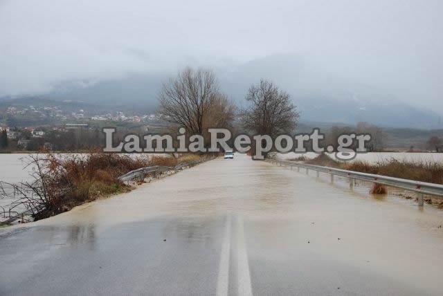Πλημμύρισε ο Σπερχειός - «Πνίγεται» η Φθιώτιδα [εικόνες] | iefimerida.gr 0