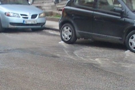 Σε ποτάμι μετατράπηκαν οι δρόμοι της Θεσσαλονίκης [εικόνες & βίντεο] | iefimerida.gr 0