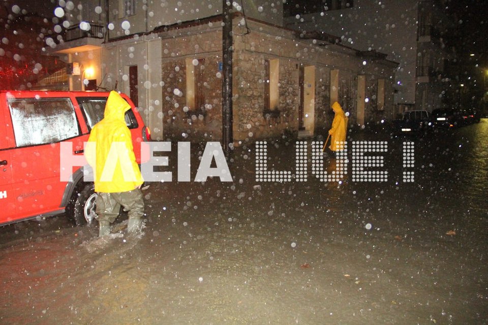 Με σούπερ-πούμα απεγκλωβίζουν κατοίκους σε χωριό της Ηλείας [εικόνες] | iefimerida.gr 3