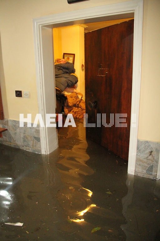 Με σούπερ-πούμα απεγκλωβίζουν κατοίκους σε χωριό της Ηλείας [εικόνες] | iefimerida.gr 6