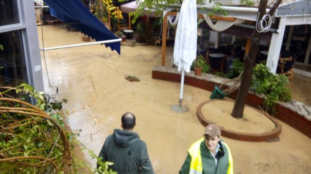 «Ντροπή σας» -Οργή πλημμυροπαθών του Αγρινίου κατά Σκουρλέτη [βίντεο] | iefimerida.gr 14