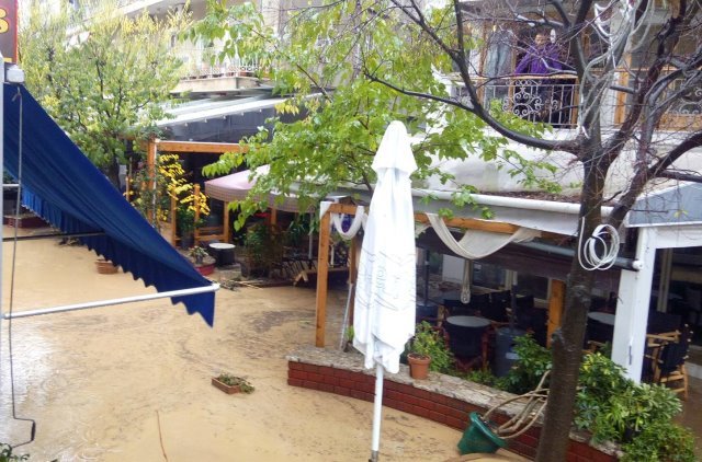 «Ντροπή σας» -Οργή πλημμυροπαθών του Αγρινίου κατά Σκουρλέτη [βίντεο] | iefimerida.gr 15