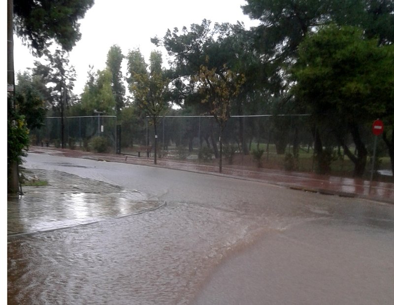 Πλημμύρισαν οι δρόμοι και στα νότια προάστια της Αθήνας [εικόνες] | iefimerida.gr 2