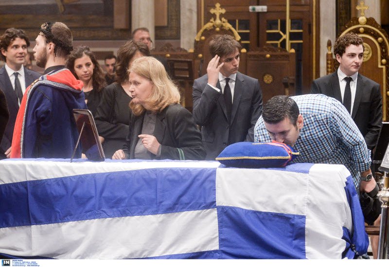 Πλήθος κόσμου στη Μητρόπολη για να αποχαιρετήσει τον Κωνσταντίνο Μητσοτάκη [εικόνες] | iefimerida.gr 14