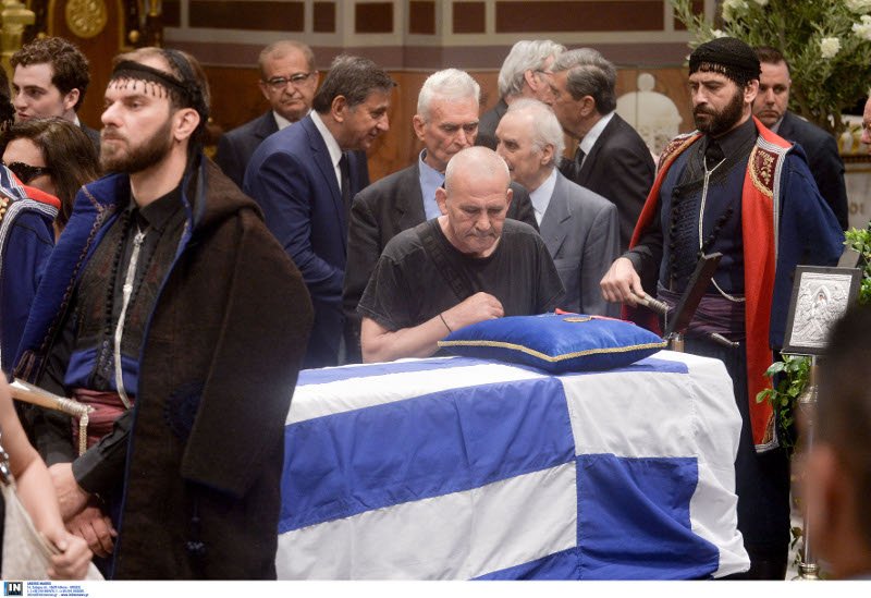 Πλήθος κόσμου στη Μητρόπολη για να αποχαιρετήσει τον Κωνσταντίνο Μητσοτάκη [εικόνες] | iefimerida.gr 8