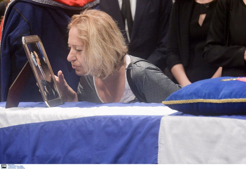 Πλήθος κόσμου στη Μητρόπολη για να αποχαιρετήσει τον Κωνσταντίνο Μητσοτάκη [εικόνες] | iefimerida.gr 9