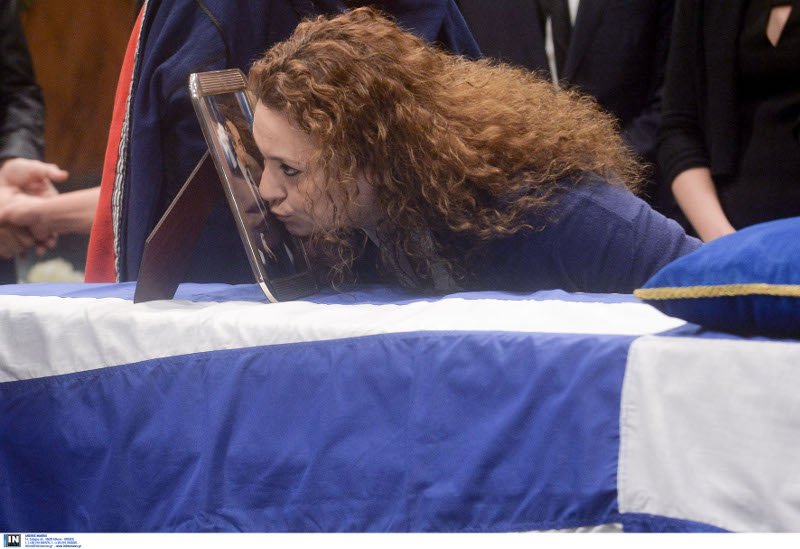 Πλήθος κόσμου στη Μητρόπολη για να αποχαιρετήσει τον Κωνσταντίνο Μητσοτάκη [εικόνες] | iefimerida.gr 10