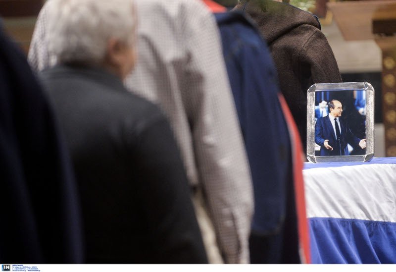 Πλήθος κόσμου στη Μητρόπολη για να αποχαιρετήσει τον Κωνσταντίνο Μητσοτάκη [εικόνες] | iefimerida.gr 3