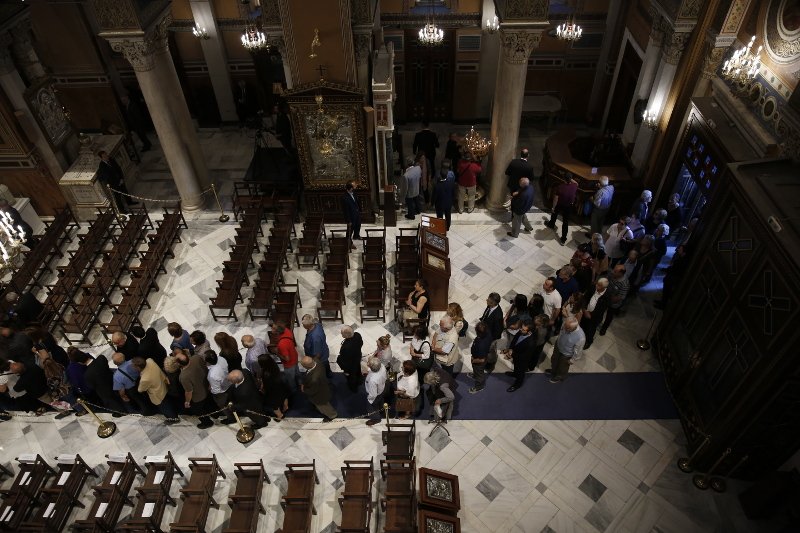 Πλήθος κόσμου στη Μητρόπολη για να αποχαιρετήσει τον Κωνσταντίνο Μητσοτάκη [εικόνες] | iefimerida.gr 5