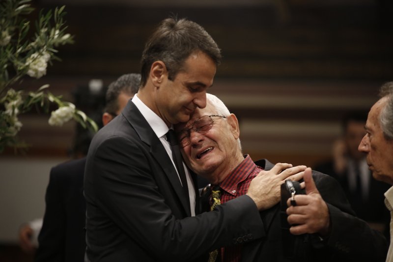 Πλήθος κόσμου στη Μητρόπολη για να αποχαιρετήσει τον Κωνσταντίνο Μητσοτάκη [εικόνες] | iefimerida.gr 4