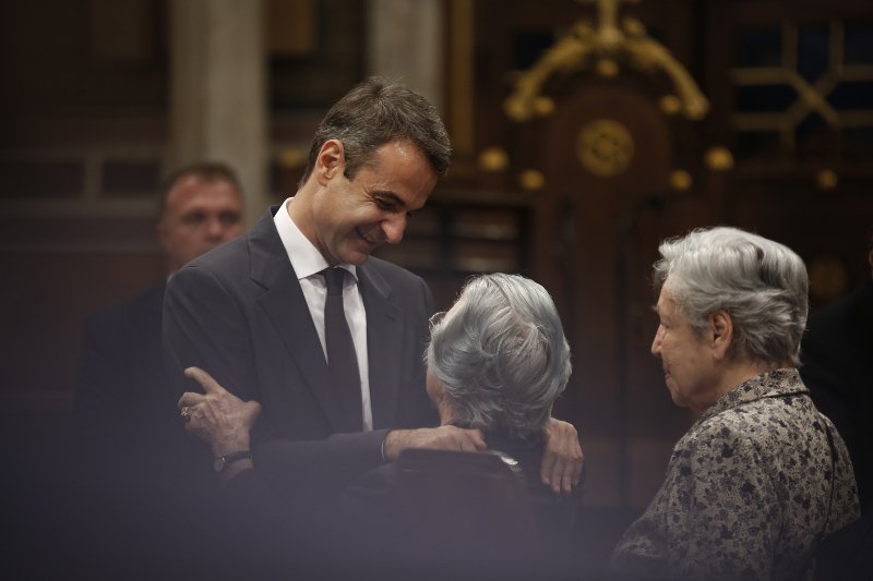 Πλήθος κόσμου στη Μητρόπολη για να αποχαιρετήσει τον Κωνσταντίνο Μητσοτάκη [εικόνες] | iefimerida.gr 7