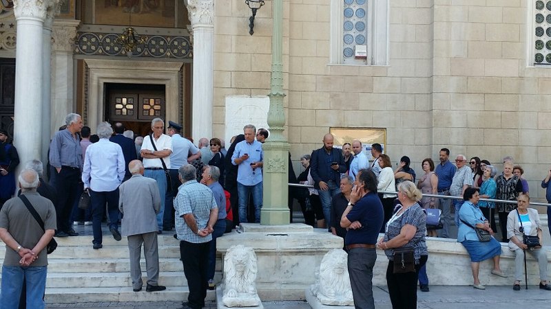 Πλήθος κόσμου στη Μητρόπολη για να αποχαιρετήσει τον Κωνσταντίνο Μητσοτάκη [εικόνες] | iefimerida.gr 1