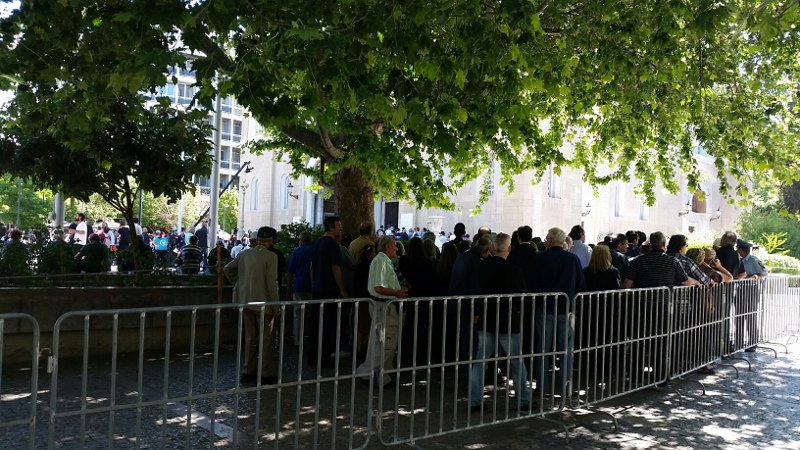 Πλήθος κόσμου στη Μητρόπολη για να αποχαιρετήσει τον Κωνσταντίνο Μητσοτάκη [εικόνες] | iefimerida.gr 0