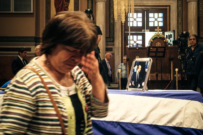 Πλήθος κόσμου στη Μητρόπολη για να αποχαιρετήσει τον Κωνσταντίνο Μητσοτάκη [εικόνες] | iefimerida.gr 6