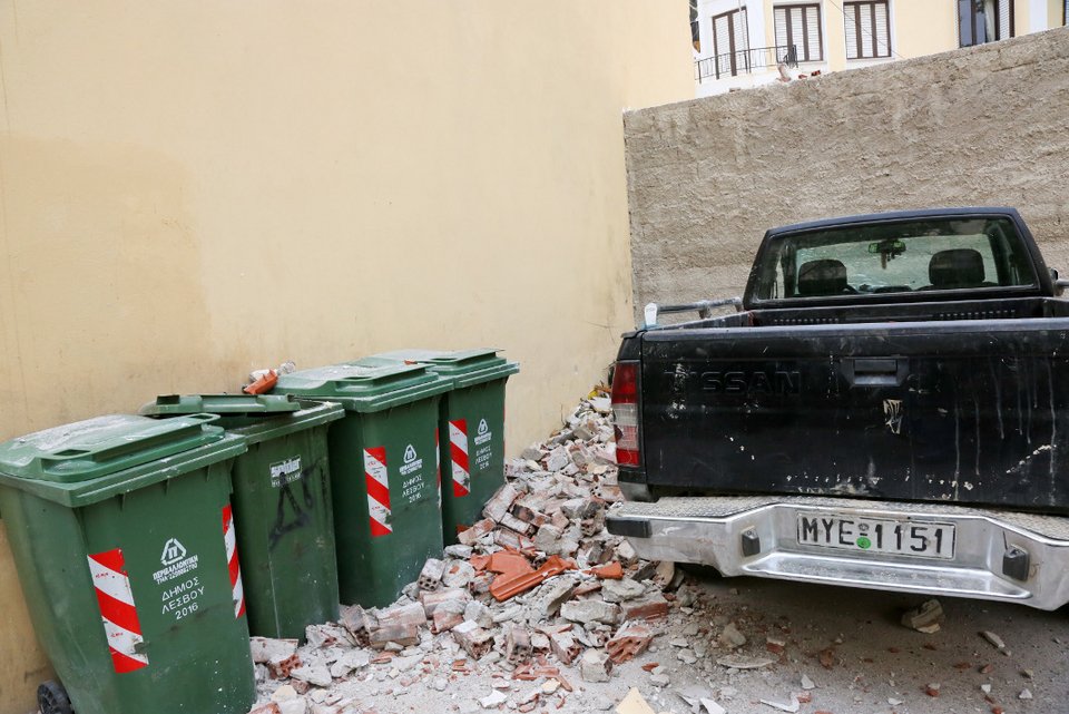 Σεισμός 6,1 Ρίχτερ στη Λέσβο: Μία νεκρή -Κατέρρευσαν σπίτια [εικόνες&βίντεο] | iefimerida.gr 15