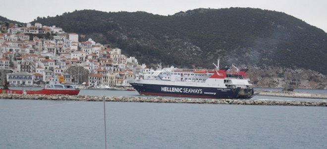 Η κακοκαιρία βύθισε σκάφος στην Πάτρα [βίντεο & εικόνες] | iefimerida.gr 1