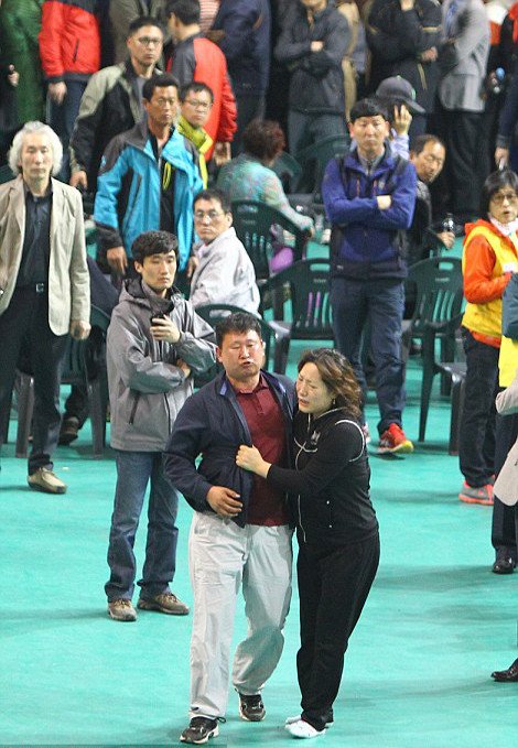 Υγρός τάφος για 290 άτομα το ferry boat στη Νότια Κορέα -Εξακολουθούν να αγνοούνται, άκαρπες οι έρευνες [εικόνες] | iefimerida.gr 3