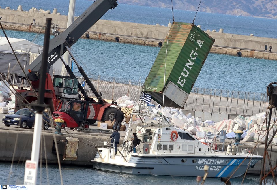 Γερανός μεταφέρει τα κοντέινερ από το πλοίο στο λιμάνι