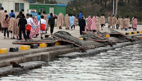 Εξι νεκροί, 300 αγνοούμενοι στο ναυάγιο στη Ν.Κορέα -Καρέ-καρέ η αγωνιώδης προσπάθεια επιβατών για να σωθούν [εικόνες] | iefimerida.gr 8