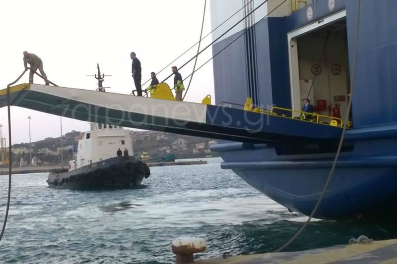 Χανιά: Με τη βοήθεια ρυμουλκών έδεσε το Blue Galaxy -Εξαιτίας των ισχυρών ανέμων [εικόνες] | iefimerida.gr 1