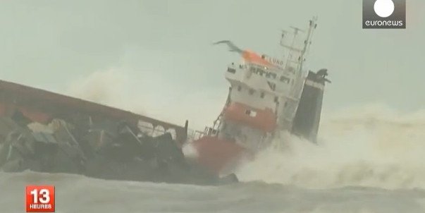 Συγκλονιστικές σκηνές διάσωσης από το θρίλερ με φορτηγό πλοίο που κόπηκε στα δύο [εικόνες&βίντεο] | iefimerida.gr 1