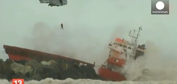 Συγκλονιστικές σκηνές διάσωσης από το θρίλερ με φορτηγό πλοίο που κόπηκε στα δύο [εικόνες&βίντεο] | iefimerida.gr 2