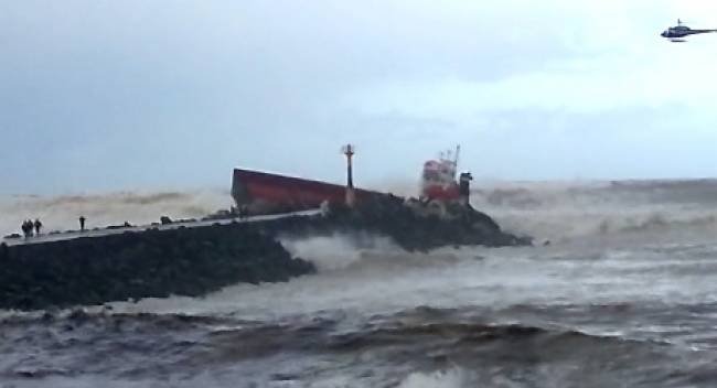 Συγκλονιστικές σκηνές διάσωσης από το θρίλερ με φορτηγό πλοίο που κόπηκε στα δύο [εικόνες&βίντεο] | iefimerida.gr 0