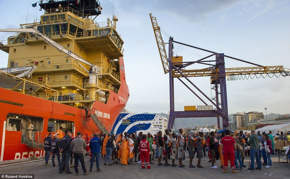 Daily Mail: «Νέα Λέσβος» η Σικελία μετά το κλείσιμο της Βαλκανικής Οδού [εικόνες & βίντεο] | iefimerida.gr 0