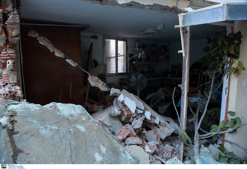 Λέσβος: Eκκενώθηκε τμήμα του οικισμού του Πλωμαρίου μετά την κατολίσθηση [εικόνες] | iefimerida.gr 1