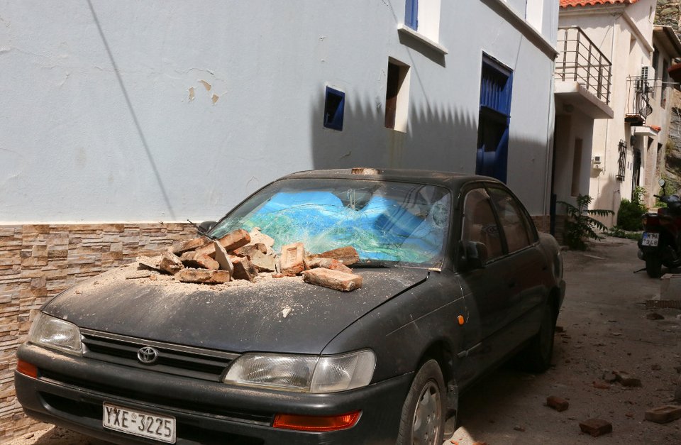 Σεισμός 6,1 Ρίχτερ στη Λέσβο: Μία νεκρή -Κατέρρευσαν σπίτια [εικόνες&βίντεο] | iefimerida.gr 12