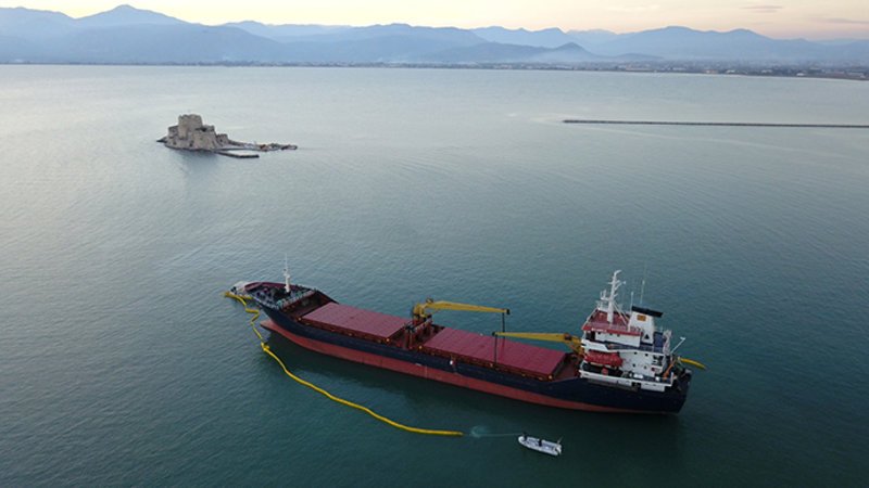 Πλοίο προσάραξε στο Ναύπλιο -Τοποθετήθηκε πλωτό φράγμα [εικόνες] | iefimerida.gr 1