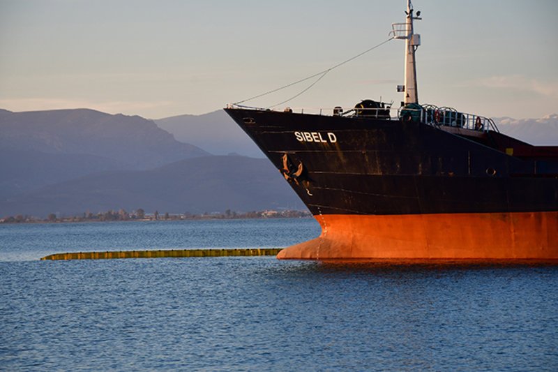 Πλοίο προσάραξε στο Ναύπλιο -Τοποθετήθηκε πλωτό φράγμα [εικόνες] | iefimerida.gr 0